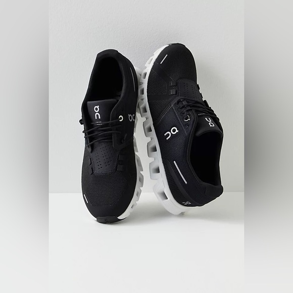 NEW ON CLOUD 5 RUNNING SNEAKERS BLACK/WHITE - Picture 2 of 8